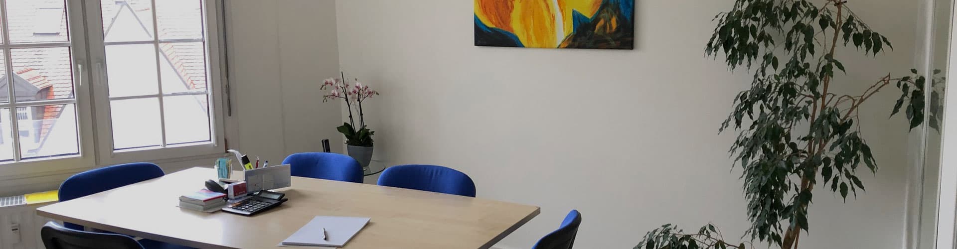 Besprechungstisch mit blauen Stühlen