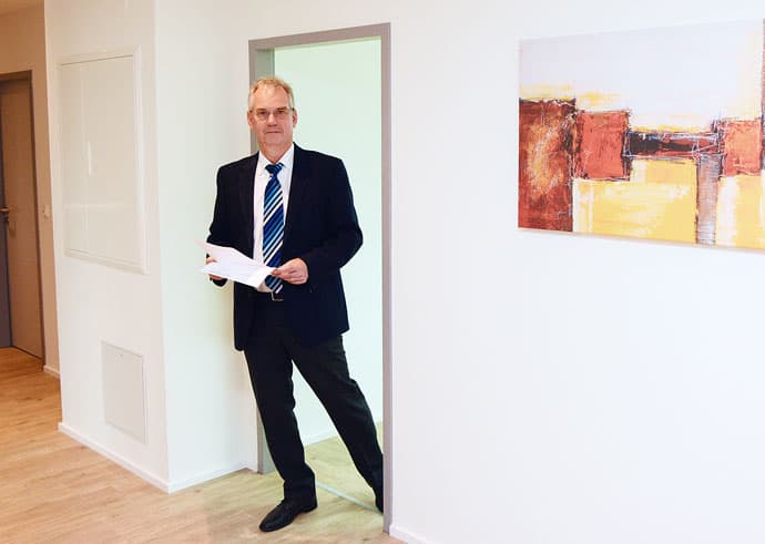 Andreas Schießl in den Räumen der Kanzlei