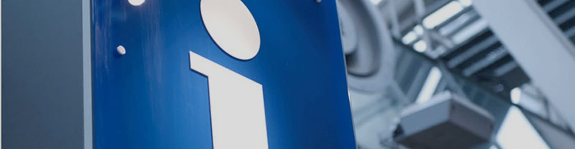 Blaues Informationsschild in einem Gebäude