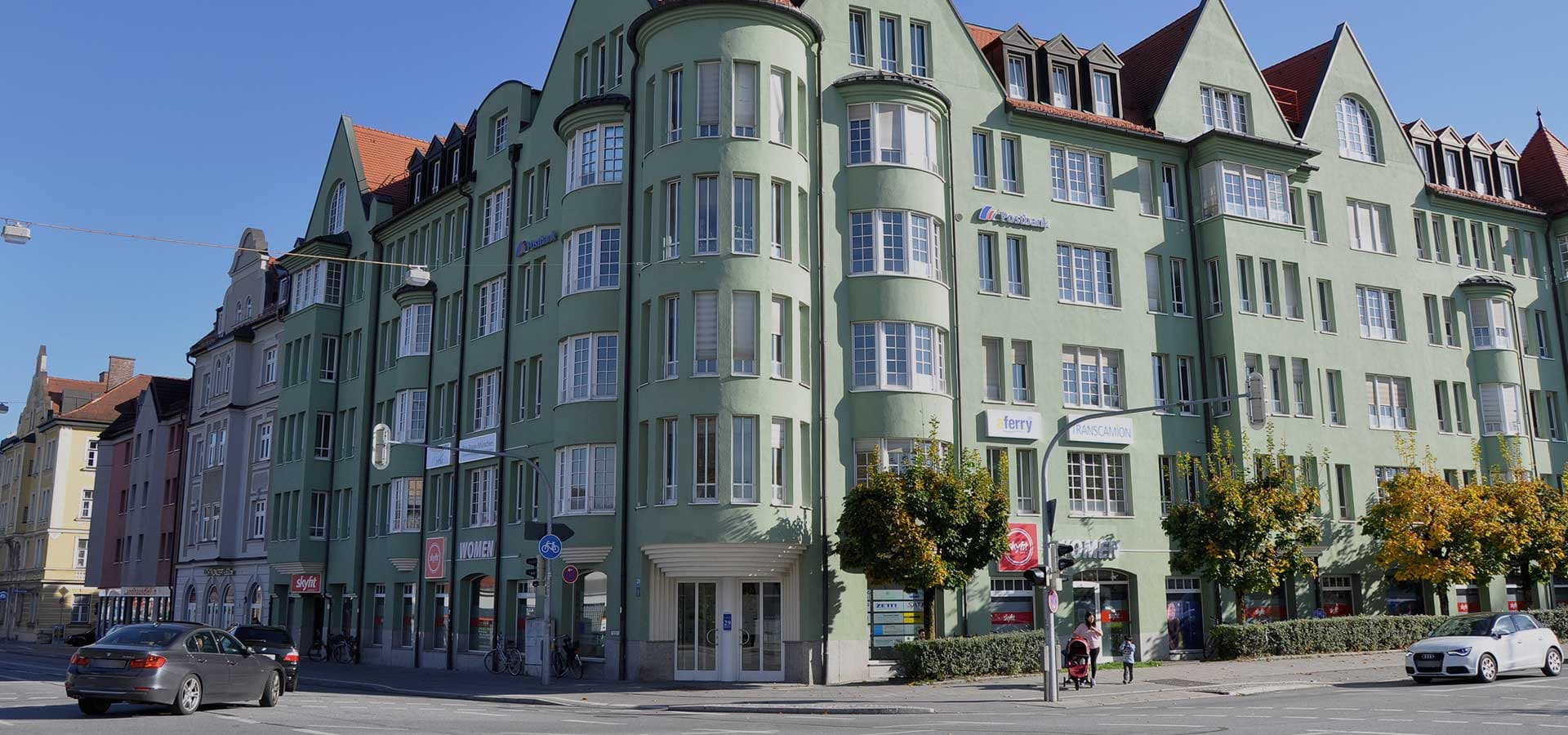 Straßenansicht in München-Pasing an einem sonnigen Herbsttag