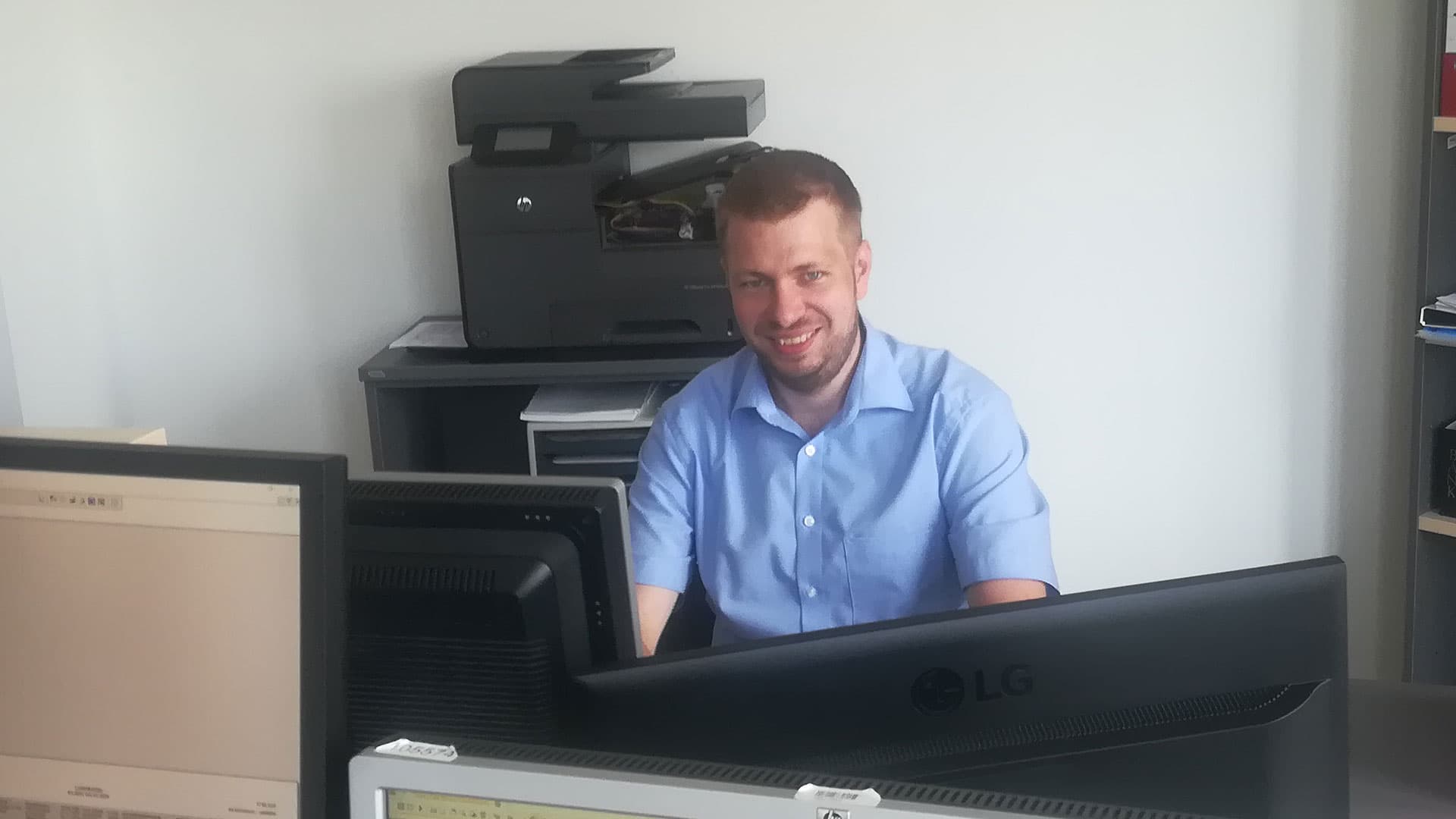 Mitarbeiter an seinem Arbeitsplatz