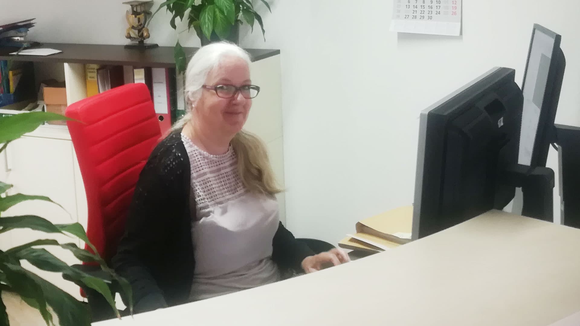 Mitarbeiterin am Arbeitsplatz