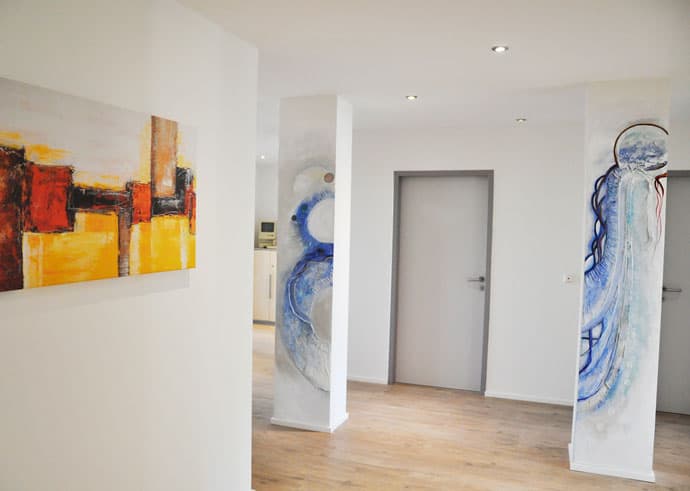 Flur mit Kunstwerken an den Wänden