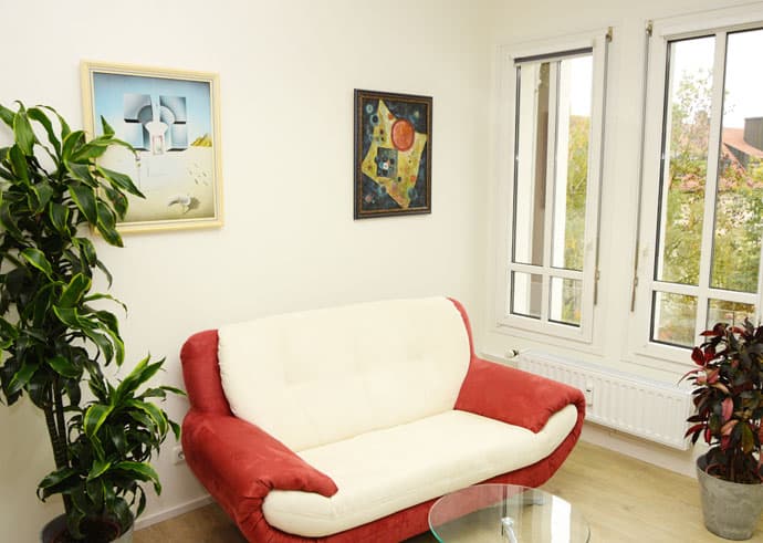 Sitzecke mit rotem Sofa